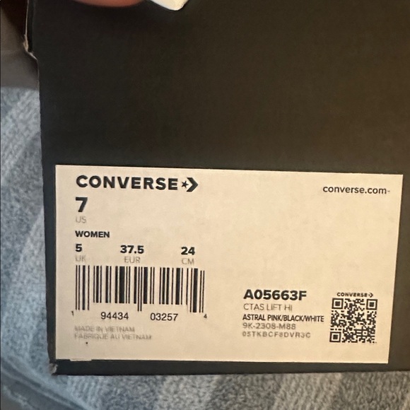 Converse Woman High-Top Sneakers in Bright Pink Platform - Picture 4 of 4